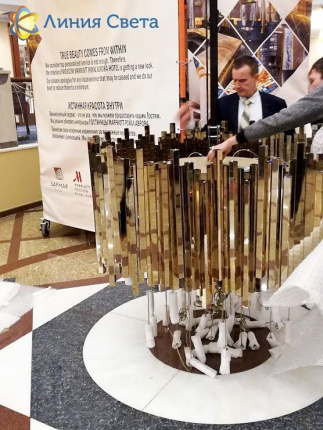 Хрустальная люстра установлена в холле отеля Марриотт Ройал Аврора